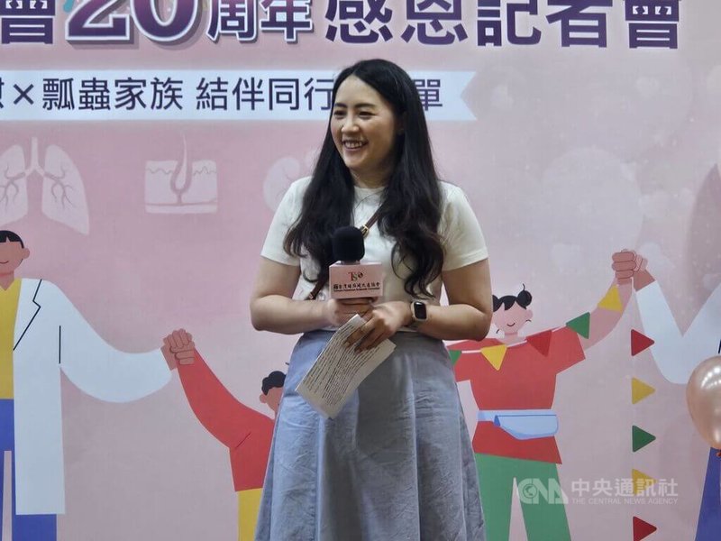 今年34歲的精神科社工師劉晏如（圖）赴英留學時，因腹痛就醫發現左腎有27公分、重達3.2公斤腫瘤，返台確診結節硬化症，如今病情穩定，18日在記者會中分享自身經歷。中央社記者陳婕翎攝　115年6月18日