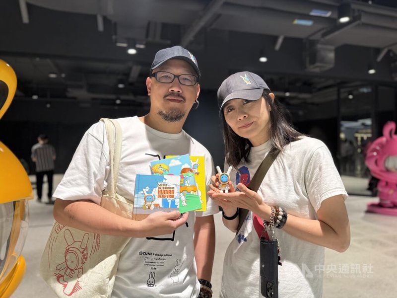 台灣創作團隊Space Rabbit Studio創辦人Kuni(左)與Wendy(右)在泰國首屆國際創意與IP藝術展展示自創角色「Space Rabbit」繪本及公仔作品。中央社記者李宗憲曼谷攝 115年6月18日