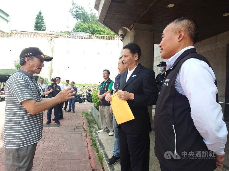 為反對南竿東引航線部分航班改由較小的500噸船舶「南北之星2號」行駛，前東引鄉民代表劉家發（左1）與林樹雲等人18日至連江縣議會抗議，並遞交陳情書給連江縣長王忠銘（中）。中央社記者潘欣彤攝　115年6月18日