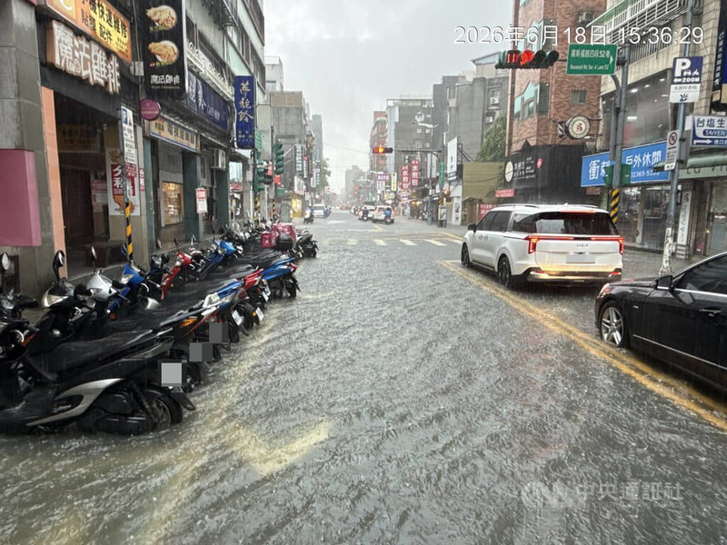 台北市18日午後降下豪雨,市府統計,截至下午4時止接獲41件災情通報,其中37件為積淹水,包含中正區汀洲路三段出現深度約20公分的積水情形。(翻攝畫面)中央社記者劉建邦傳真 115年6月18日