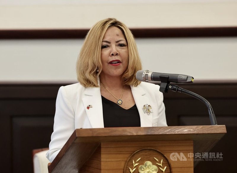 美國聯邦眾議院「國會非裔議員連線」(CBC)副主席麥珂貝(Lucy McBath)(圖)訪台交流,18日下午獲總統賴清德接見,她致詞時表示,台美雙方共享的不只是民主價值,彼此關係更建立在相互尊重的基礎上,並共同致力促進繁榮、創新與經濟發展。中央社記者張皓安攝 115年6月18日