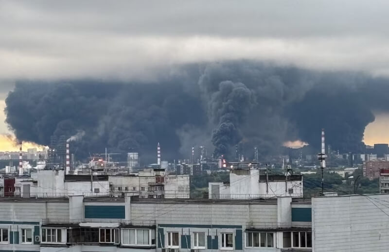 莫斯科一處煉油廠18日遭烏克蘭無人機襲擊，市區黑煙直竄天際。（社群媒體/路透社）