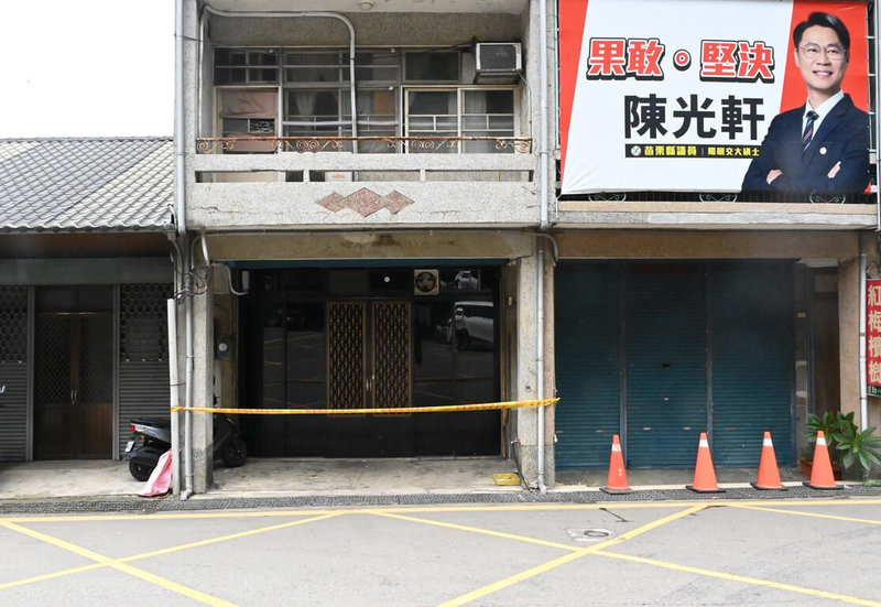 苗栗縣南庄鄉獅山村18日清晨發生民宅槍擊案,現場1戶民宅鐵門遭子彈擊穿,所幸無人受傷;民宅2樓掛有民進黨縣議員陳光軒競選看板,警方獲報已組專案小組積極追查。(民眾提供)中央社記者管瑞平傳真 115年6月18日