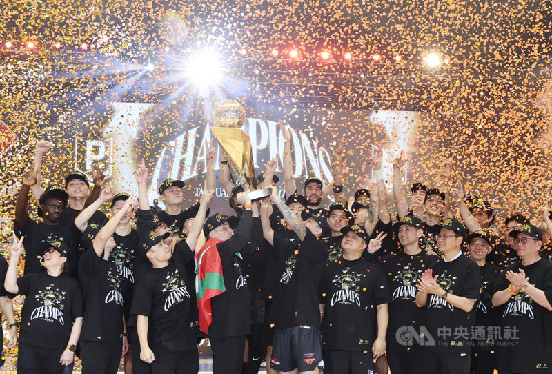 台灣職籃P.LEAGUE+ 聯盟2026年總冠軍由桃園璞園領航猿隊以系列賽4勝3敗之姿完成2連霸，賽後全隊與獎盃開心合影。中央社記者張新偉攝　115年6月18日