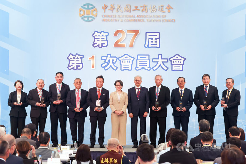 副總統蕭美琴(中)18日在台北國際會議中心出席工商協進會第27屆第1次會員大會,會中頒贈感謝狀,並與理事長吳東亮(右5)及單位代表合影。中央社記者張新偉攝 115年6月18日