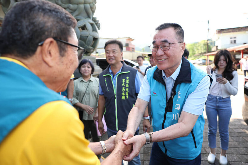 國民黨新北市長參選人李四川（前右）18日出席貢寮區川友會成立大會，喊當選後將設「濱海單車行人專用道」，吸引國內外遊客騎車健行，帶動觀光。（李四川競辦提供）中央社記者曹亞沿傳真 115年6月18日