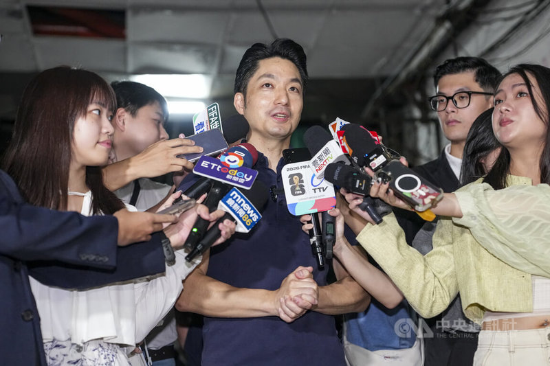 台北市長蔣萬安（中）18日出席信維整宅即將招商活動，會前接受媒體聯訪。中央社記者鄭清元攝　115年6月18日