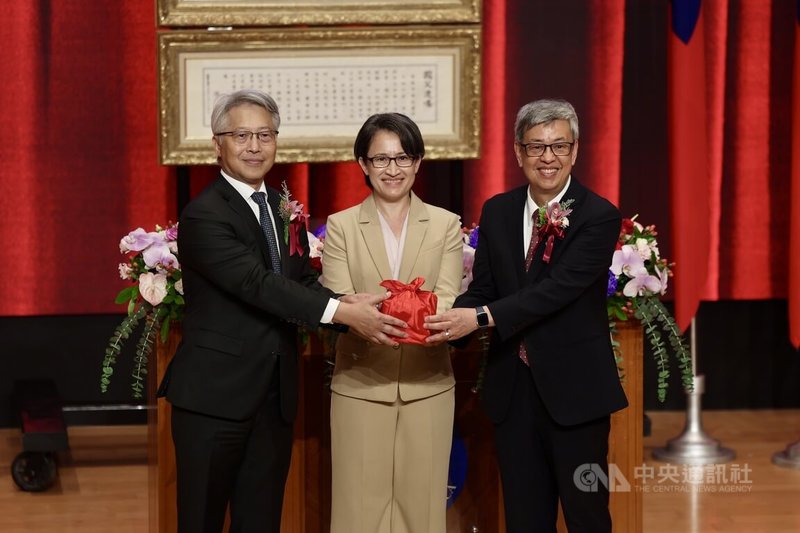 中央研究院18日舉行新卸任院長交接典禮，卸任院長廖俊智（左）將印信交予新任院長陳建仁（右），儀式在副總統蕭美琴（中）監交下完成。中央社記者王飛華攝　115年6月18日