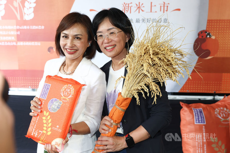 高雄市美濃區農會18日在板橋農會活力超市前舉行「美濃高雄147米」新米上市記者會，民進黨新北市長參選人蘇巧慧（右）與立委邱議瑩（左）出席推廣美濃生產的優質好米。中央社記者王騰毅攝  115年6月18日