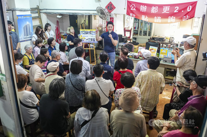 台北市都市更新處18日舉辦信維整宅即將招商活動，台北市長蔣萬安（後中）宣布，信維整宅公辦都更案將在7月正式公告招商。中央社記者鄭清元攝　115年6月18日