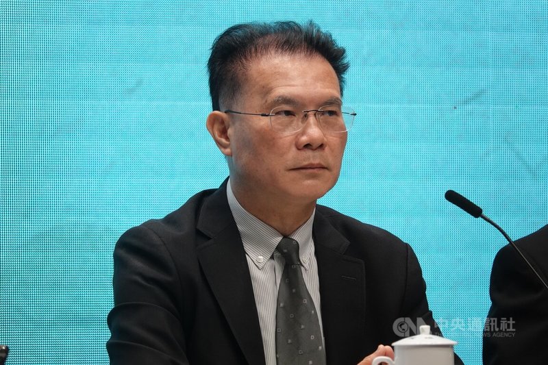 為加強第一線執行毒駕篩檢效率,法務部次長黃謀信18日於行政院會後記者會指出,明定唾液快篩入法主要是時效性考量,因為唾液篩檢相比尿液篩檢,可以更即時顯現特定人士是否食用毒品。中央社記者吳書緯攝 115年6月18日