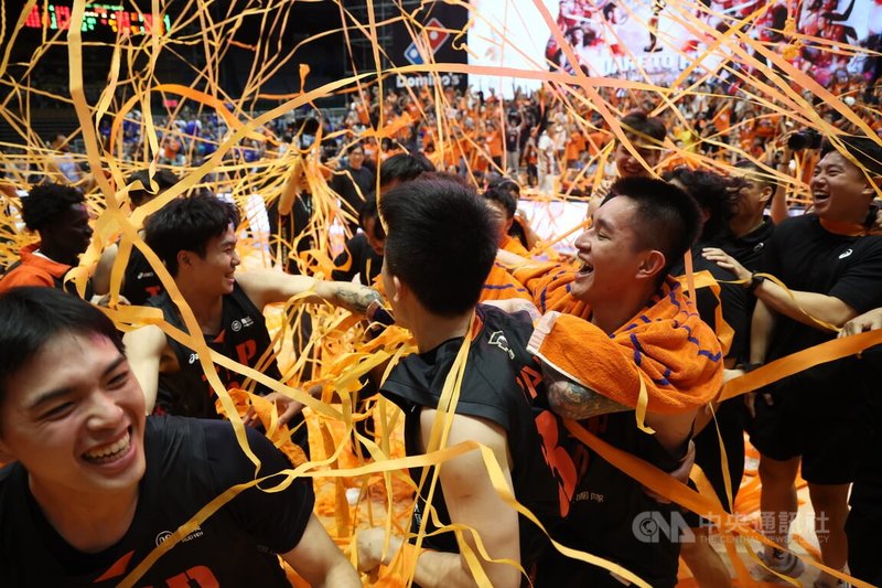 台灣職籃P.LEAGUE+ 聯盟總冠軍賽18日在桃園市立綜合體育館進行最終第7戰,桃園璞園領航猿隊終場以107比81大勝奪冠,比賽結束時球員互相擁抱慶祝。中央社記者張新偉攝 115年6月18日