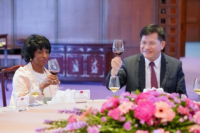 外交部長林佳龍（右）17日午宴美國聯邦眾議員團，他說，台美已從傳統經貿夥伴關係基礎上，進一步深化經濟安全、科技領域。（外交部提供）中央社記者楊堯茹傳真　115年6月18日