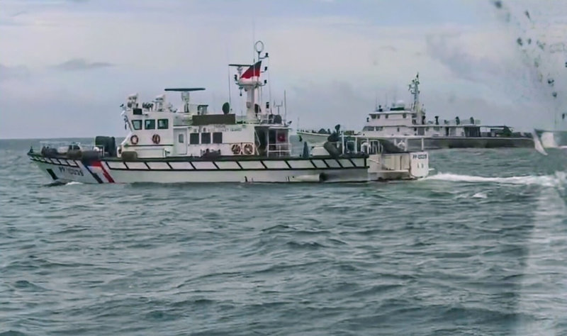 4艘中國海警船18日下午關閉船舶自動識別系統（AIS）侵擾金門水域，海巡巡防艇併航監控，並以中、英文無線電廣播要求其轉向航離。（海洋委員會海巡署金馬澎分署提供）中央社記者吳玟嶸傳真　115年6月18日