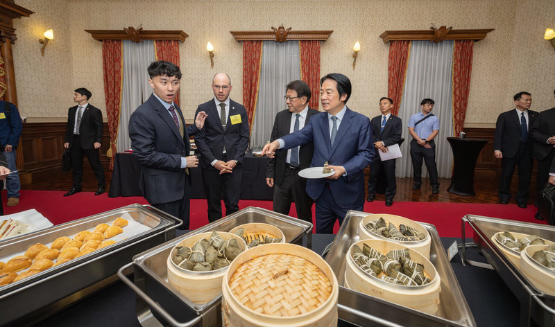 端午節將至,總統賴清德(前右)18日與國際媒體茶敘,現場備有台灣在地特色的甜、鹹粽子。(總統府提供)中央社記者溫貴香傳真 115年6月18日