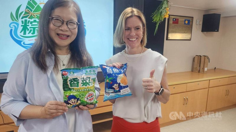 端午將至,海委會主委管碧玲(左)邀英國在台辦事處代表包瓊郁(右)等人登上雲林艦,體驗包粽、製作香包等活動,管碧玲更拿出特別的香菜口味乖乖等物贈送給包瓊郁,讓喜歡香菜的包瓊郁大為驚喜。中央社記者洪學廣攝 115年6月18日