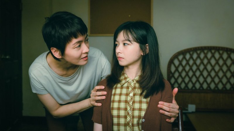 香港女星梁詠琪（左）和台灣演員陳姸霏（右）攜手演出改編自日本恐怖漫畫大師伊藤潤二作品的真人原創影集「聰明鎮」，在片中扮演母女檔。（奇蹟映畫所提供）中央社記者洪素津攝　115年6月18日