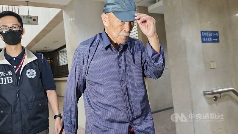 檢調獲報，台北市中正區夏姓里長（右）涉嫌詐領里鄰建設服務經費，涉貪污等罪。台北地檢署17日指揮調查局搜索夏男的辦公室跟住居所，並約談夏男。檢察官18日諭令夏男以新台幣6萬元交保，並限制出境、出海。中央社記者林長順攝　115年6月18日