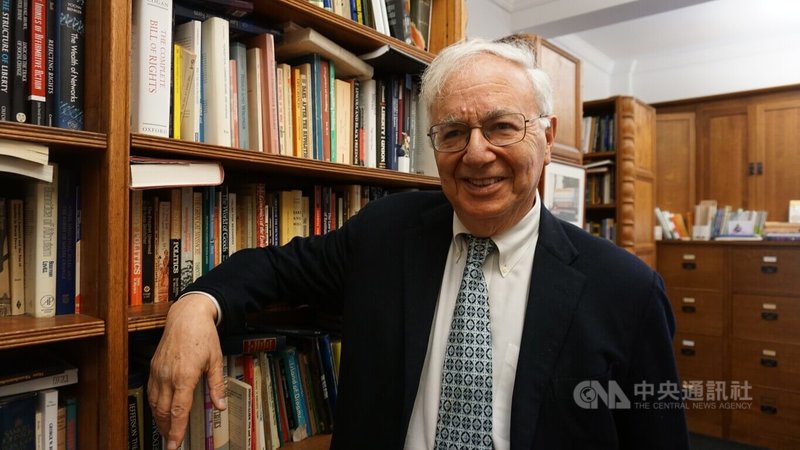 美國耶魯大學法學教授布魯斯．艾克曼（Bruce Ackerman）獲2026年第7屆唐獎法治獎，他的核心關懷不只法律條文，而是民主社會如何面對危機、約束權力，讓不同背景的人共同參與公共生活。中央社記者林宏翰紐黑文攝　115年6月18日