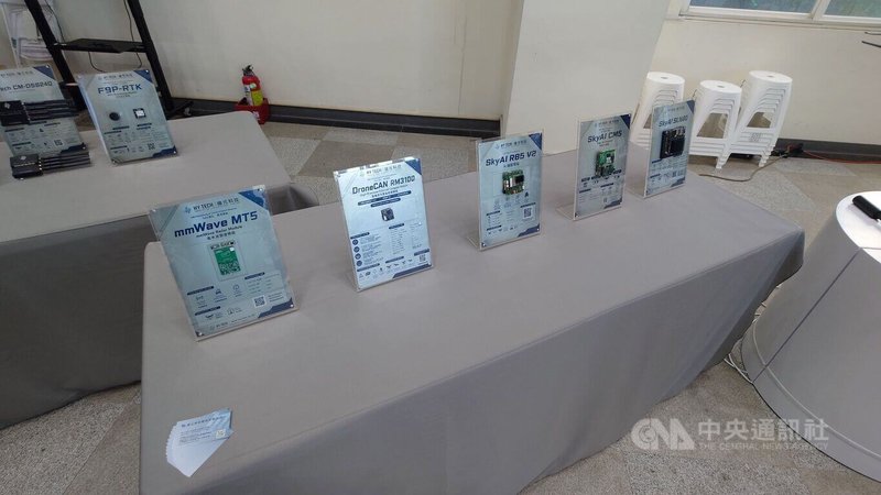 璿元科技、中華無人系統應用發展協會18日在位於嘉義的亞洲無人機AI創新應用研發中心舉辦「軍民通用無人載具技術高峰論壇暨科技新品發表會」,現場展示AI機載電腦等各式模組。中央社記者蔡智明攝 115年6月18日