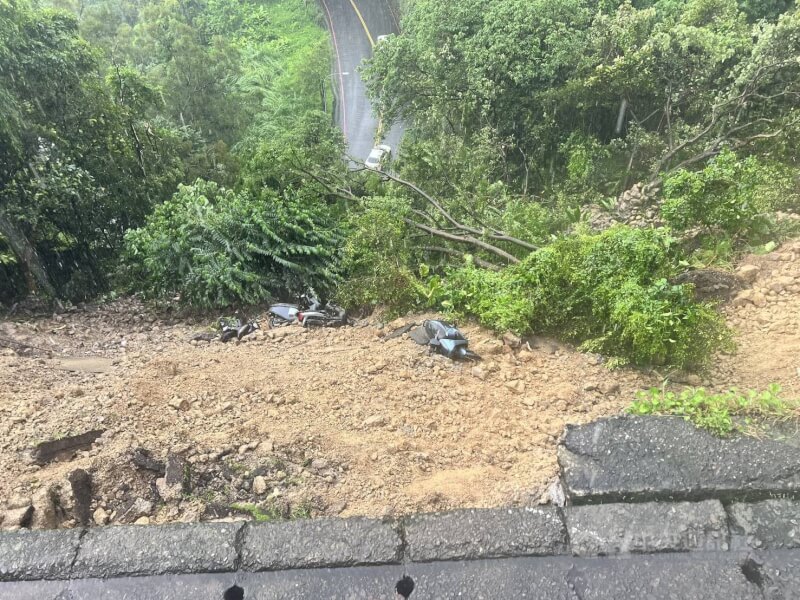 新北市新店區涵煙翠社區前路段18日下午因大雨導致土石崩落坍方,多輛機車也隨土石滑落毀損。警方已先封閉該處路段,相關單位緊急派員搶修中。(翻攝畫面)中央社記者曹亞沿傳真 115年6月18日