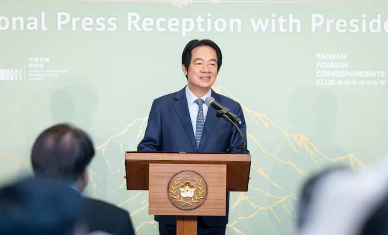 總統賴清德18日上午與國際媒體茶敘，談及日菲宣布將啟動專屬經濟區（EEZ）談判。（總統府提供）