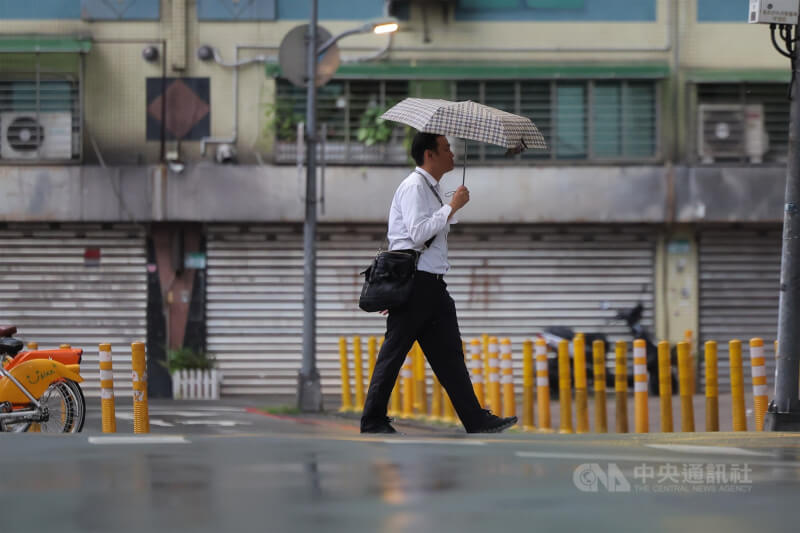 圖為台北市內湖區民眾撐傘走在路上。（中央社檔案照片）