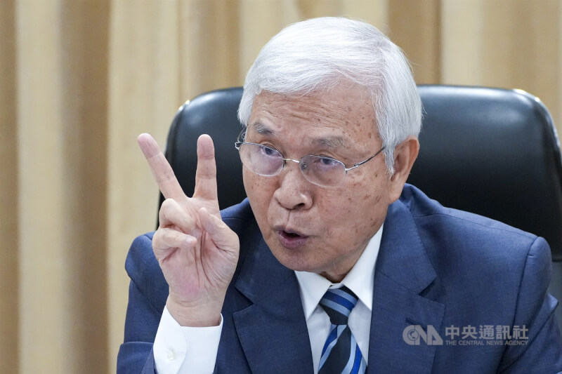 中央銀行18日下午舉行第2季理監事聯席會議會後記者會，總裁楊金龍（圖）出席宣布利率「連9凍」，也說明會中決議及國內外經濟金融情勢。中央社記者鄭清元攝　115年6月18日