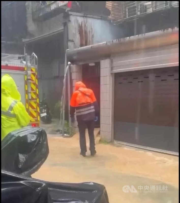 台北市警察局信義分局表示，18日下午4時許獲報，在信義區吳興街600巷一帶因瞬間強降雨造成住宅積水，有民眾受困屋內，警方立即與消防員到場處理。所幸最終受困男子平安脫困。（翻攝畫面）中央社記者劉建邦傳真　115年6月18日