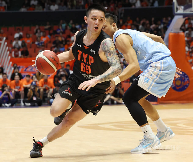 台灣職籃P.LEAGUE+ 桃園璞園領航猿隊18日贏得總冠軍賽第7戰、如願完成2連霸，豪取26分的本土球星盧峻翔（左）更喊話，2027年想拚人生首次3連霸。中央社記者張新偉攝　115年6月18日