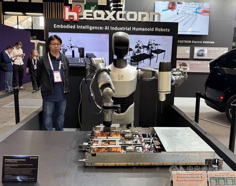 鴻海科技集團首度參加巴黎科技新創盛會VivaTech,展示旗下科技產品,包括人形機器人。中央社記者曾依璇巴黎攝 115年6月18日