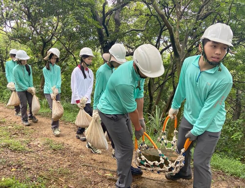 新北市觀旅局7月31日將在新店區獅仔頭山隘勇線步道舉辦手作步道體驗活動，19日起接受報名。圖為民國114年活動情形。（新北市觀旅局提供）中央社記者黃旭昇傳真　115年6月19日