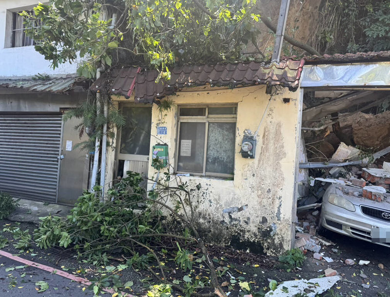 疑受到持續性強降雨影響，基隆市中山區通明街山坡地19日發生土石崩落，砸中當地一處民宅與車輛，所幸無人傷亡。（基隆市議員施偉政提供）中央社記者沈如峰基隆傳真　115年6月19日