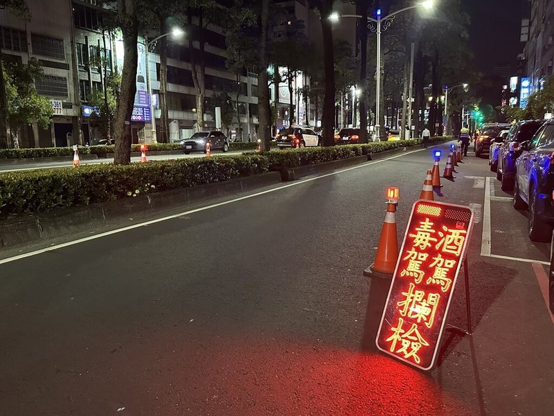 高雄市政府警察局18日晚間動員610人次警力，針對毒駕高風險路段、易聚集吸毒等51處加強稽查，一晚共查獲13件毒駕案13人，舉發酒後駕車18件18人，另查獲通緝犯7件7人，有效發揮交通執法與治安查緝雙重效益。（高雄市警局提供）中央社記者洪學廣傳真　115年6月19日