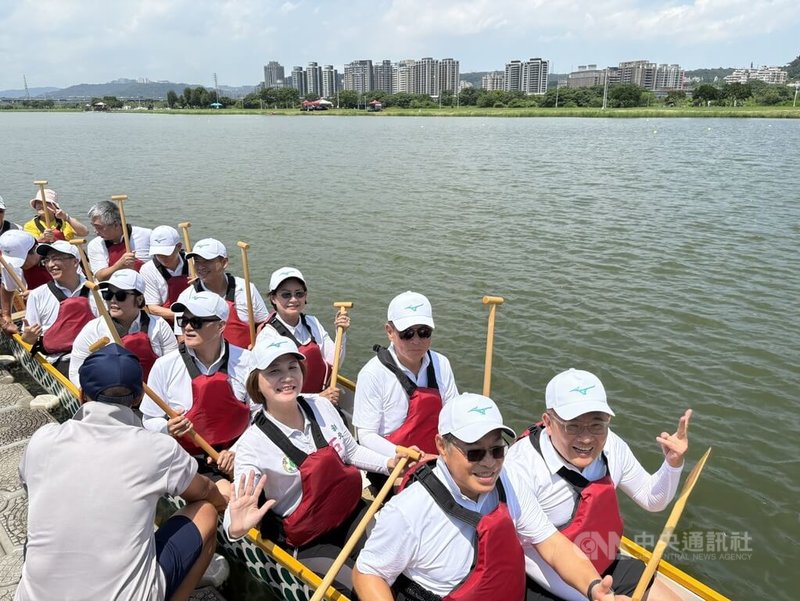 新北市議長盃龍舟錦標賽19日起登場，開幕儀式後由新北市議會、新北市政府及蘆洲五股區公所聯隊3支隊伍進行表演賽，由新北市議會隊（圖）奪冠。中央社記者曹亞沿攝　115年6月19日