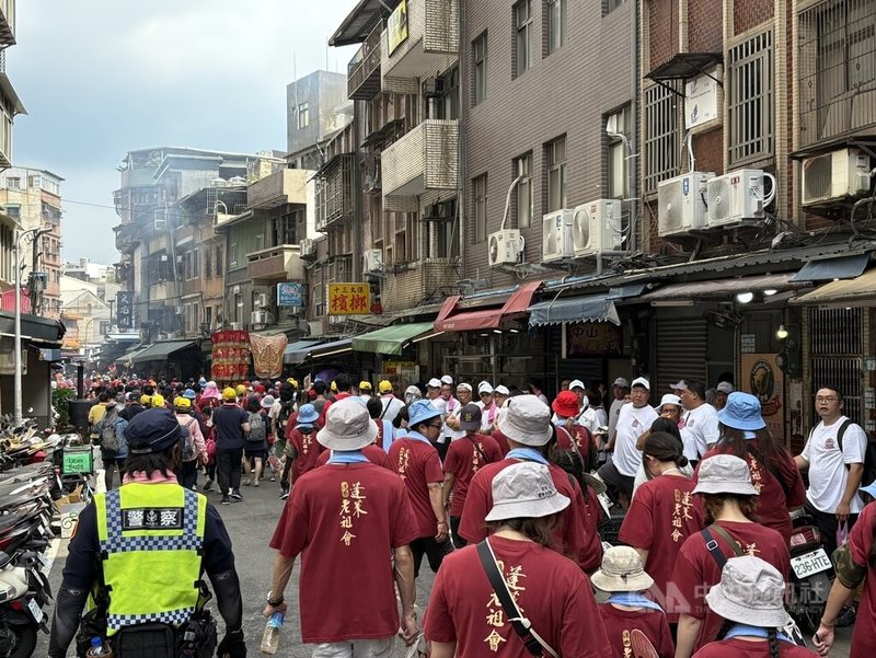新北市淡水區年度宗教盛事「清水巖清水祖師遶境」19日登場，首日「暗訪」打頭陣，遶境隊伍穿梭巷弄為地方祈求平安，場面十分熱鬧。中央社記者曹亞沿攝　115年6月19日