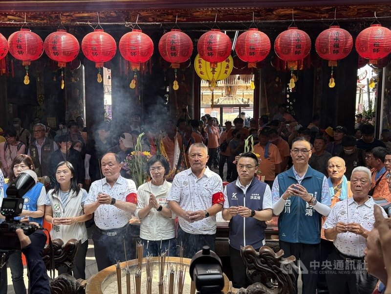 新北市「淡水清水巖清水祖師遶境」活動19日展開,國民黨立委洪孟楷(前右3)與民進黨新北市長參選人蘇巧慧(前左4)等人到場共襄盛舉,虔誠持香參拜。中央社記者曹亞沿攝 115年6月19日