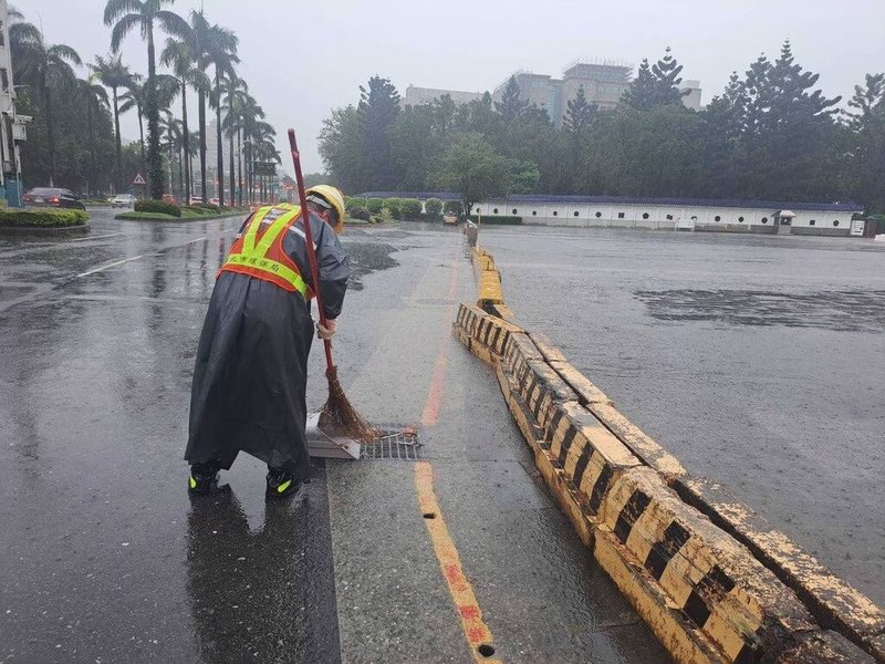 台北市18日豪雨導致多處積淹水，環保局表示，雨勢一減緩即動員各區清潔隊人力進行巡查，第一時間投入環境整理工作。（台北市環保局提供）中央社記者陳昱婷傳真　115年6月19日