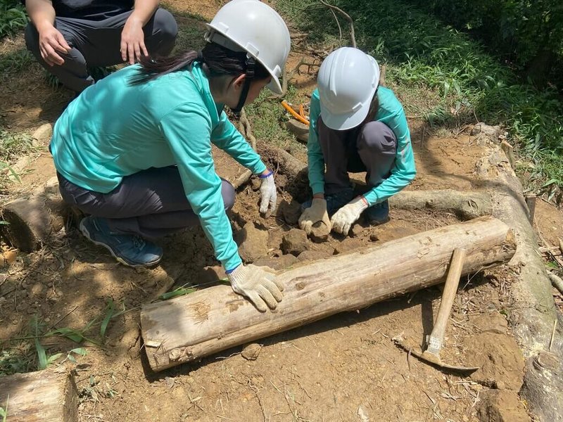 新北市觀旅局7月31日將在新店區獅仔頭山隘勇線步道辦手作步道體驗活動,即起開放報名。觀旅局19日表示,盼能透過親身參與,提升民眾對自然環境的認識以及守護家山的責任感。圖為民國114年間民眾參與手作步道情形。(新北市觀旅局提供)中央社記者黃旭昇傳真 115年6月19日