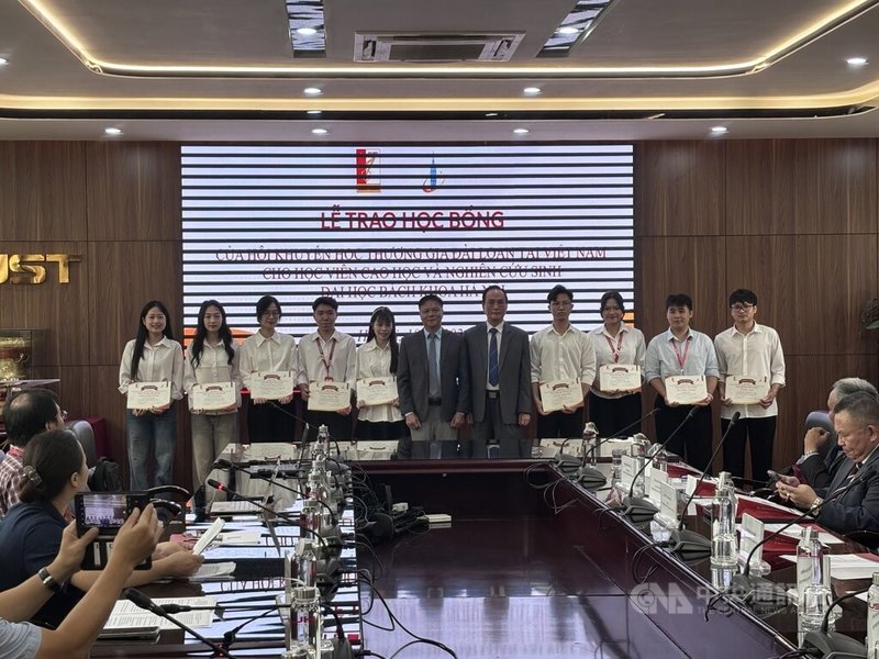 越南台灣商會學獎學勵學基金會18日於河內百科大學舉行第4屆振興越南工業技術獎學金頒發儀式，河內百科大學副校長阮峰田博士（中左）與基金會理事長蘇建源（中右）共同頒獎。中央社記者曾婷瑄河內攝  115年6月19日