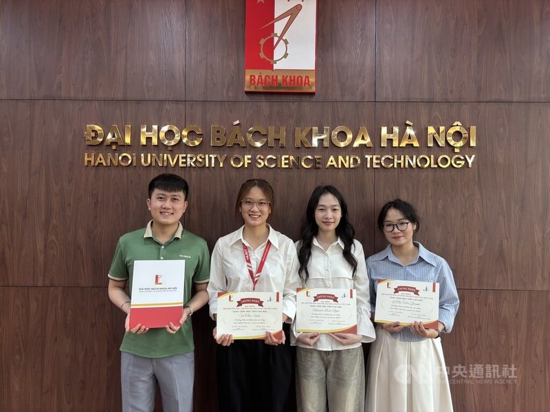 越南頂尖學府河內百工大學學生阮文團（左1）與武秋淵（左2）等皆為第4屆台商獎學金得主，他們向中央社表示，知道台灣教育、研究與經濟發展發達，希望未來能有機會到台灣深造、向台灣學習。中央社記者曾婷瑄河內攝  115年6月19日