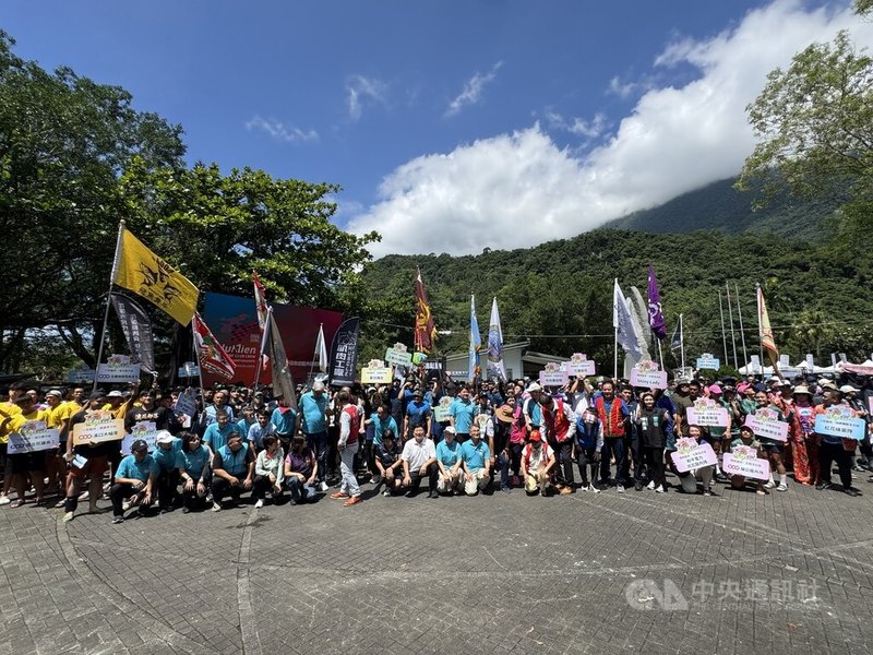 迎接端午連假,花蓮縣政府於19、20日在鯉魚潭風景區舉行龍舟競渡嘉年華,有傳統龍舟及小型龍舟200公尺競速賽項目,共有75個隊伍、超過1500名選手參賽。中央社記者張祈攝 115年6月19日