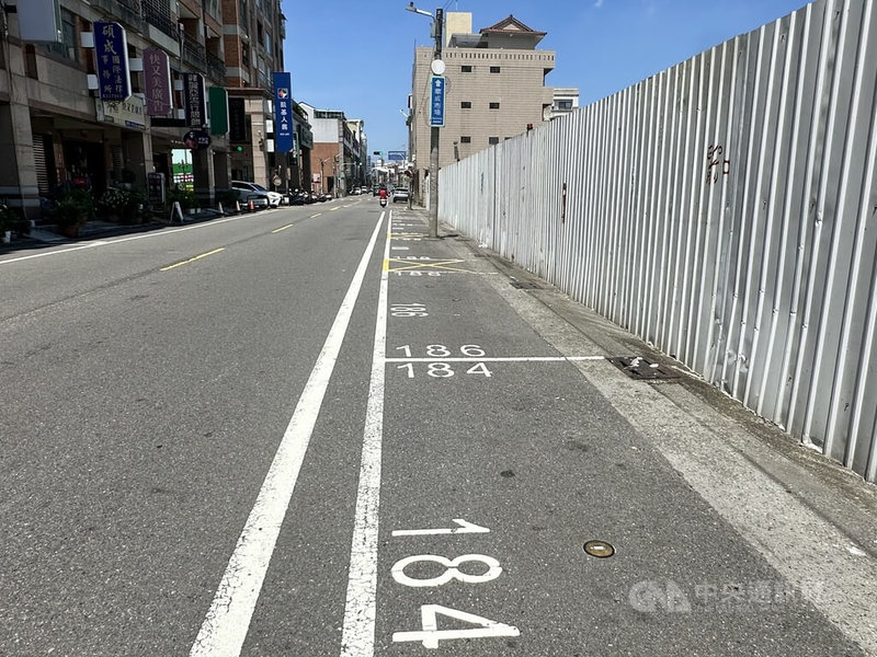 彰化縣員林市部分路邊停車格22日起採地磁開單方式計費，停車費率每小時新台幣20元，設有5分鐘優惠緩衝時間。中央社記者鄭維真攝　115年6月19日