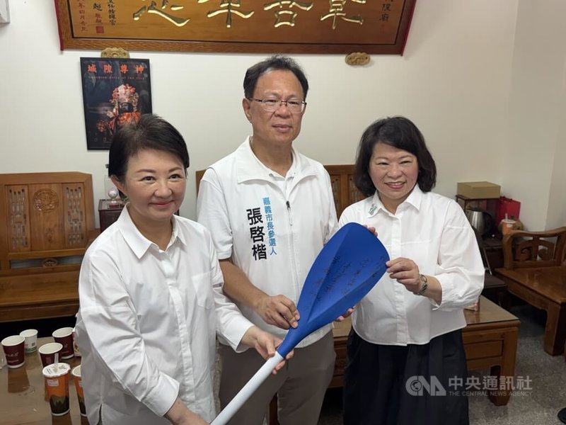 台中市長盧秀燕（左）、嘉義市長黃敏惠（右）19日同台為台灣民眾黨嘉義市長參選人張啓楷（中）造勢，盧秀燕送張啓楷藍白配色船槳，象徵「藍白合」同舟共濟。中央社記者姜宜菁攝　115年6月19日