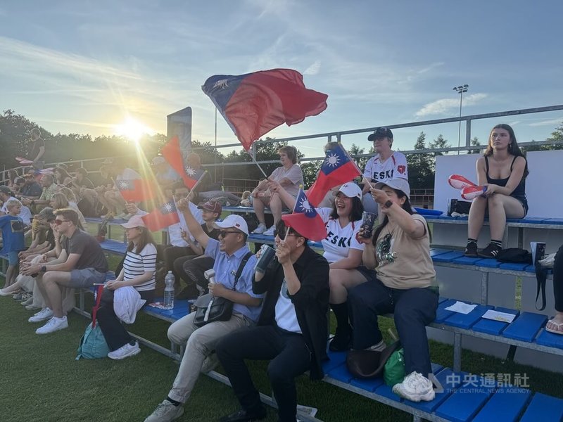 女壘世界盃小組賽16日至20日在捷克布拉格舉行,台灣女壘隊18日對上地主捷克隊。許多旅捷僑胞到場支持,揮舞國旗為台灣隊加油。中央社記者劉郁葶布拉格攝 115年6月19日
