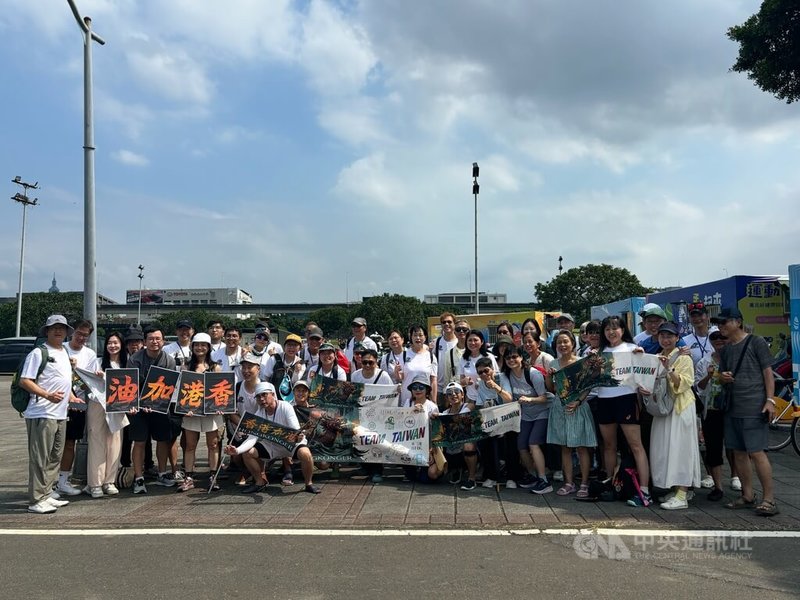 2026台北國際龍舟錦標賽19日端午節熱鬧登場,在台港人首度集結以「香港加油」為名參賽,並製作應援毛巾等小物,希望台灣、香港一起加油。中央社記者陳昱婷攝 115年6月19日