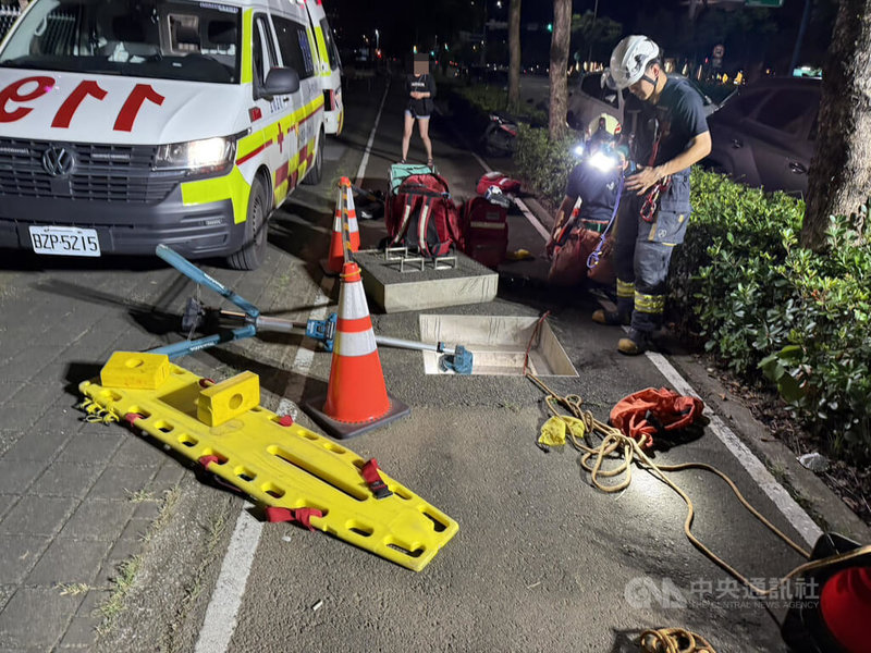 新北市八里區林姓女子19日晚間行走在八里大道、中山路二段路口時，不慎掉落施工中涵洞內、深度約3公尺，消防人員獲報到場，使用繩索吊掛協助脫困。（翻攝畫面）中央社記者曹亞沿傳真　115年6月19日