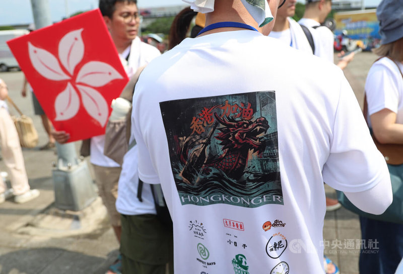 端午佳節應景划龍舟,2026台北國際龍舟錦標賽19日在大佳河濱公園開跑,一群住在台灣的香港人組成「香港加油隊」參戰,還精心設計了參賽服。中央社記者張新偉攝 115年6月19日