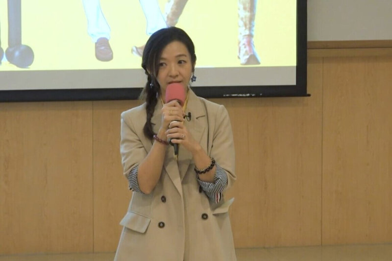 東吳大學在115學年度推出「聲歷奇境－全方位表達藝訓講座課程」，18週的選修課程由知名配音員輪流上課。圖為曾幫動畫「蠟筆小新」野原新之助配音的曾允凡。（東吳大學提供）中央社記者陳至中台北傳真　115年6月19日
