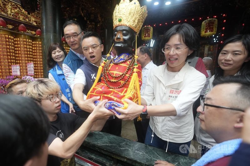 淡水地區宗教盛事「淡水清水巖祖師爺遶境」19日登場,民進黨新北市長參選人蘇巧慧(2排右2)到場共襄盛舉,與國民黨立委洪孟楷(2排左3)等人一同恭迎清水祖師出巡遶境。中央社記者徐肇昌攝 115年6月19日
